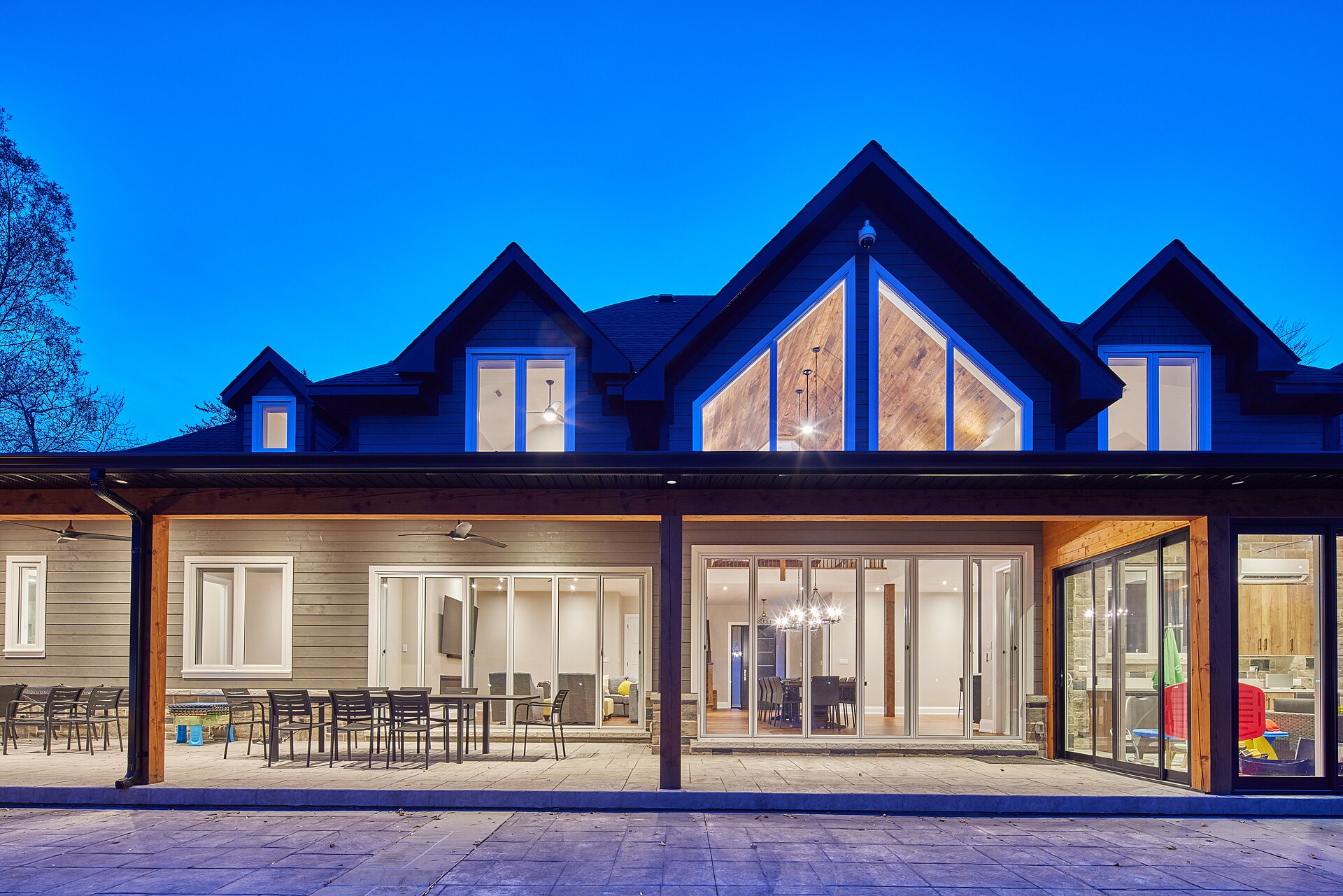 Maison moderne avec grandes fenêtres et portes PVC