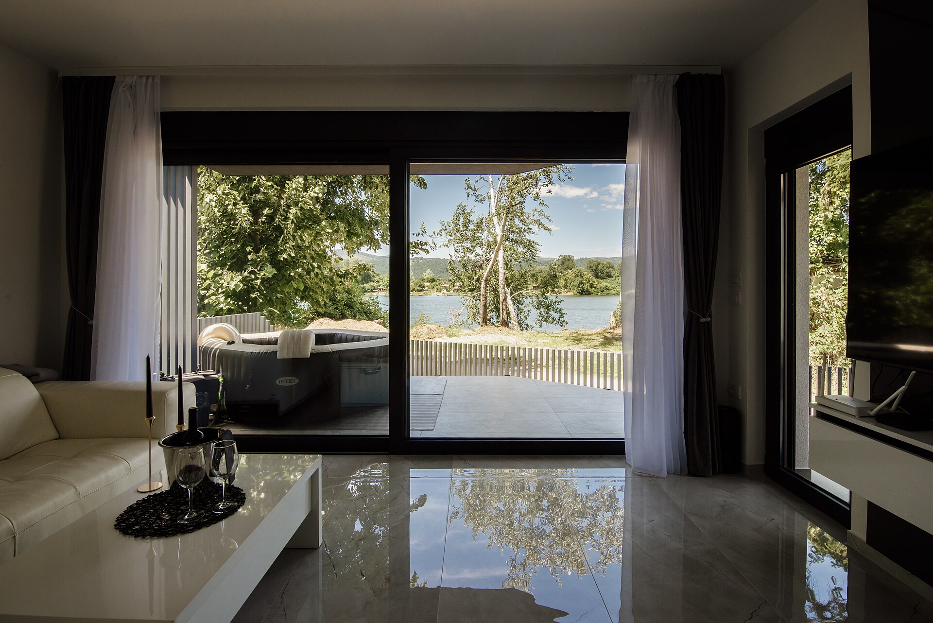 Intérieur lumineux avec grande baie vitrée PVC